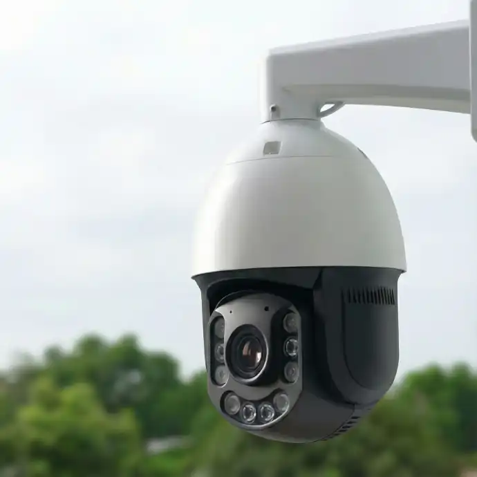 Caméra de surveillance extérieure haute définition couplée au système d'alarme pour sécuriser le jardin et les accès
